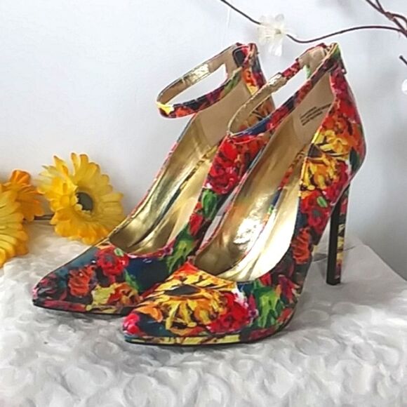 When Your Shoes POP! Vibrant Strap Stiletto Heels Metallic Gold Size 7 - Picture 4 of 14